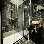 & Balneo Privatif Apartman *